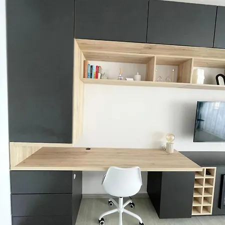 Apartmán Modern 1-bed & Living Flat With Balcony, Parking