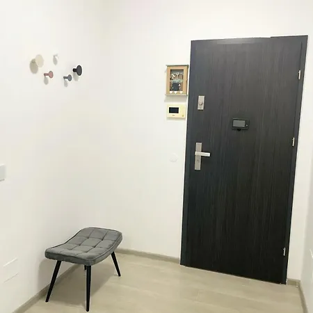 Apartmán Modern 1-bed & Living Flat With Balcony, Parking