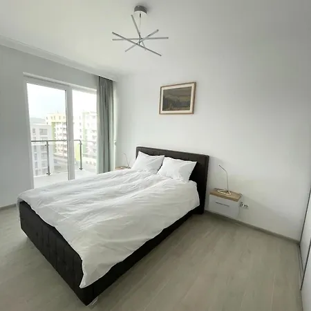Modern 1-bed & Living Flat With Balcony, Parking Apartmán Kluž