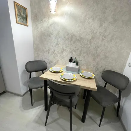 Modern 1-bed & Living Flat With Balcony, Parking Apartmán *