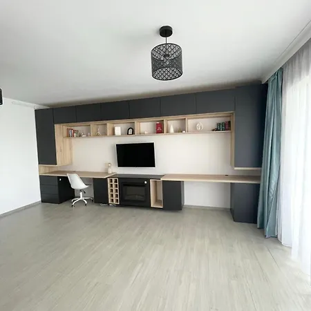 Modern 1-bed & Living Flat With Balcony, Parking Apartmán
