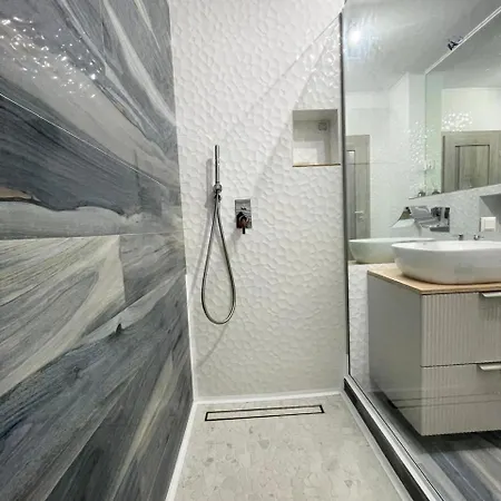Modern 1-bed & Living Flat With Balcony, Parking * Kluž