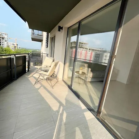 Modern 1-bed & Living Flat With Balcony, Parking Apartmán *