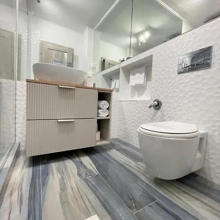 Modern 1-bed & Living Flat With Balcony, Parking Kluž