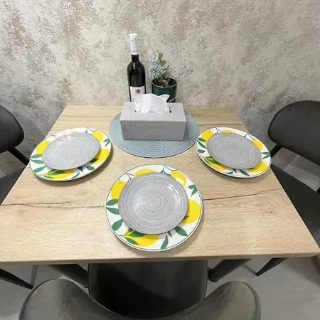 Apartmán Modern 1-bed & Living Flat With Balcony, Parking *