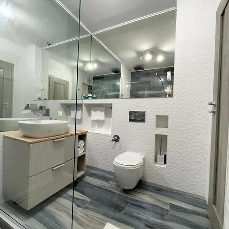 Modern 1-bed & Living Flat With Balcony, Parking Apartmán Kluž