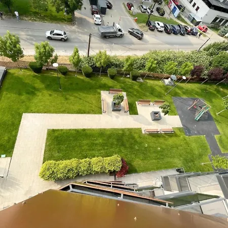 Modern 1-bed & Living Flat With Balcony, Parking *