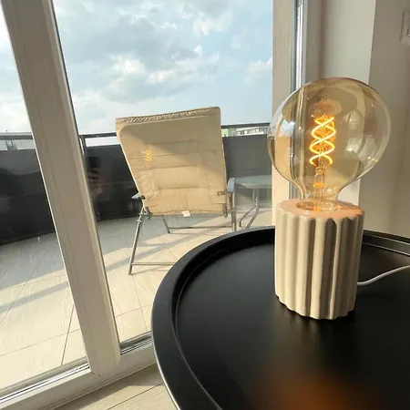 Modern 1-bed & Living Flat With Balcony, Parking Apartmán